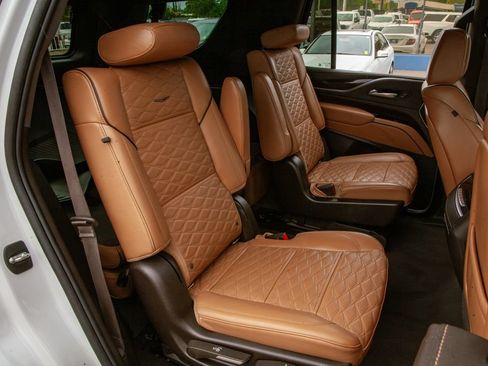 Used 2022 Cadillac Escalade Premium Luxury w/ Performance Package AWD/4WD image 12