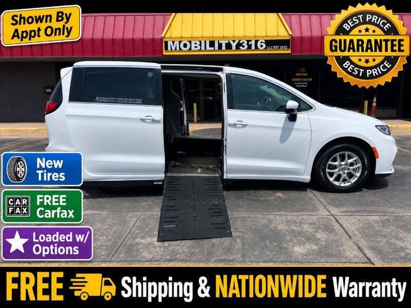 Used 2023 Chrysler Pacifica Touring-L FWD image 1
