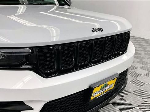 Used 2025 Jeep Grand Cherokee Altitude AWD/4WD image 31
