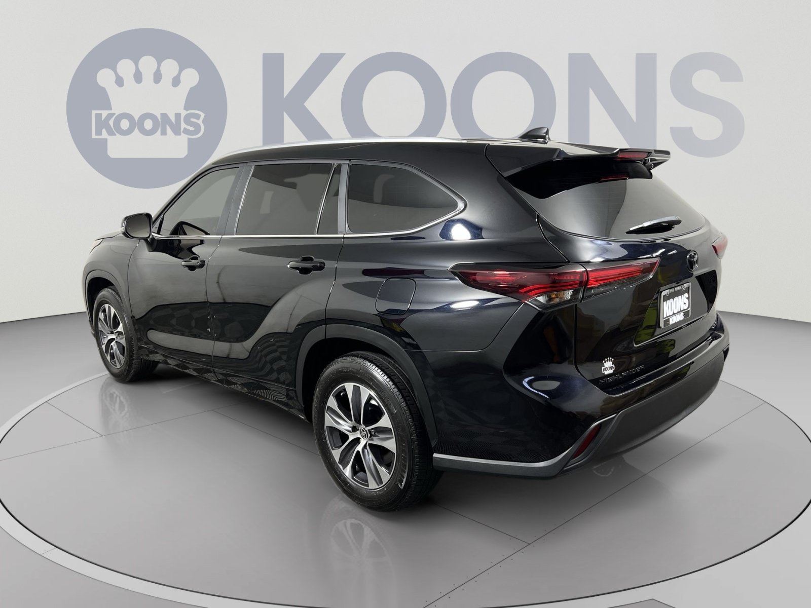 Used 2024 Toyota Highlander XLE FWD image 8