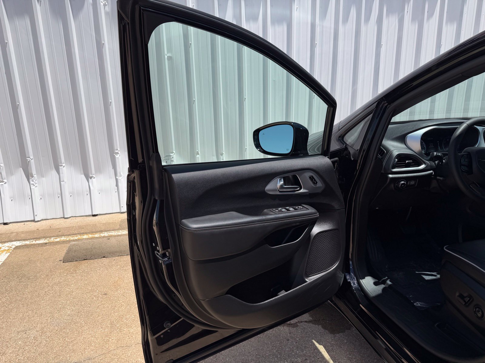 Used 2025 Chrysler Pacifica Limited FWD image 21