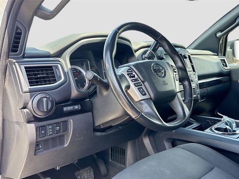 Used 2019 Nissan Titan SV w/ SV Convenience Package RWD image 9