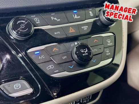 Used 2023 Chrysler Pacifica Touring-L FWD image 17