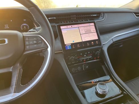 Used 2023 Jeep Grand Cherokee L Limited w/ Luxury Tech Group II RWD image 19