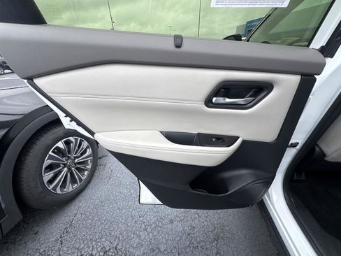 Used 2024 Nissan Rogue SV w/ SV Premium Package AWD/4WD image 12