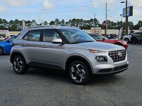 Used 2026 Hyundai Venue SEL FWD image 1