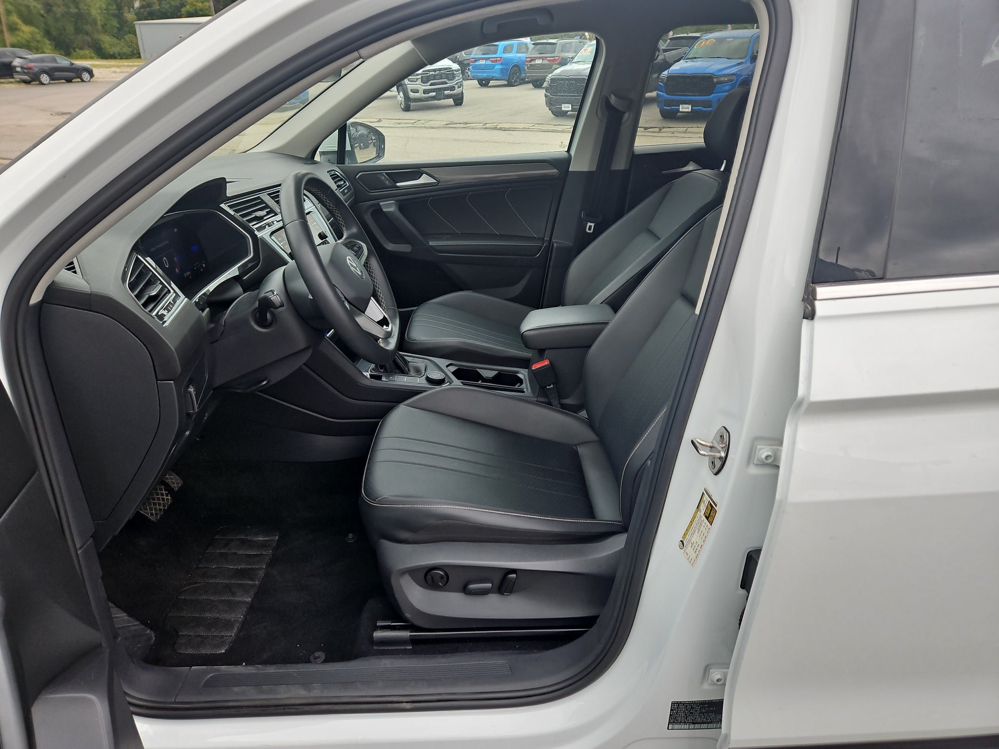 Used 2022 Volkswagen Tiguan SE AWD/4WD image 5