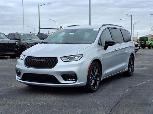 New 2026 Chrysler Pacifica Select image 2