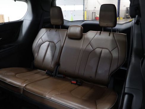 Used 2017 Chrysler Pacifica Limited w/ UConnect Theater Package FWD image 36