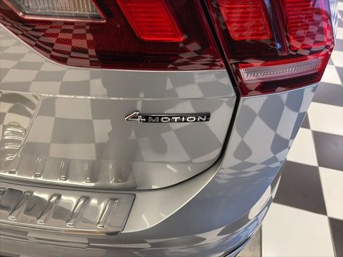 Certified 2022 Volkswagen Tiguan SE R-Line image 10