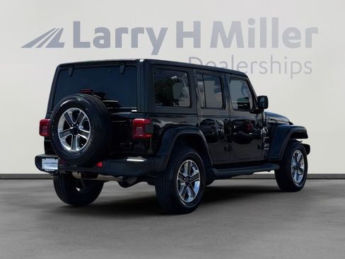 Used 2018 Jeep Wrangler Unlimited Sahara AWD/4WD image 4