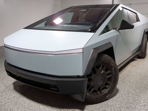 Used 2024 Tesla Cybertruck AWD Crew Cab image 27