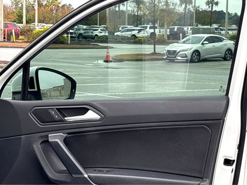 Used 2020 Volkswagen Tiguan SE w/ Panoramic Sunroof Package image 13