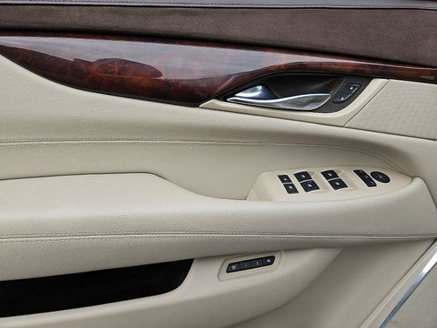 Used 2016 Cadillac Escalade Luxury image 12