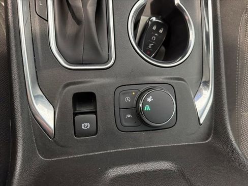 Used 2023 Chevrolet Traverse LT FWD image 25