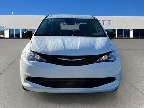 Used 2024 Chrysler Voyager LX image 2