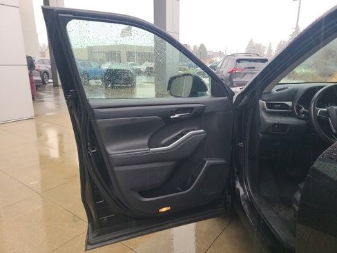 Used 2024 Toyota Highlander XLE image 18