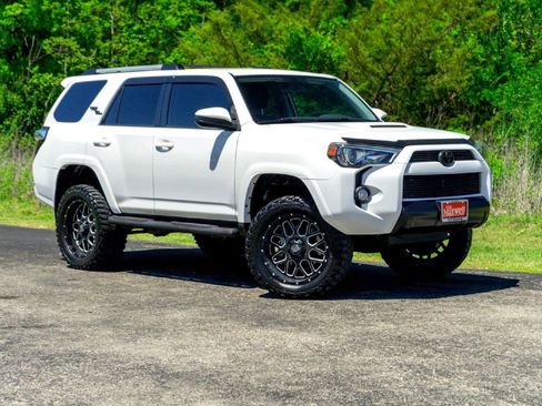 Used 2018 Toyota 4Runner TRD Off-Road AWD/4WD image 2