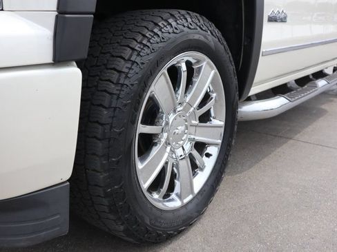 Used 2014 Chevrolet Silverado 1500 High Country w/ High Country Premium Package AWD/4WD image 8