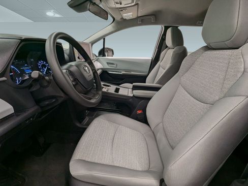 Used 2025 Toyota Sienna LE image 4