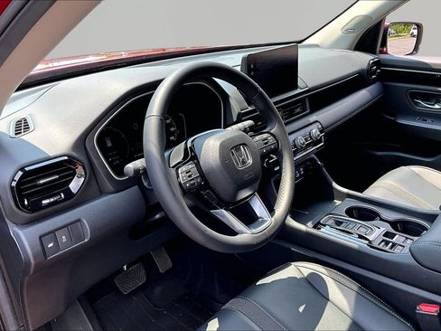 Used 2025 Honda Pilot Touring image 14