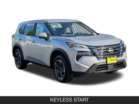 Used 2025 Nissan Rogue SV FWD image 2