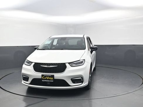 Used 2024 Chrysler Pacifica Limited FWD image 6