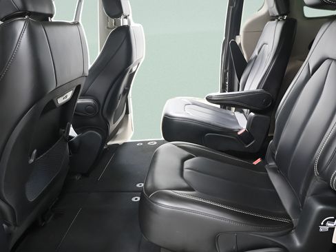 Used 2023 Chrysler Pacifica Touring-L FWD image 23