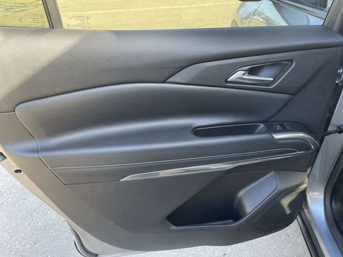 Used 2025 Chevrolet Traverse LT image 12