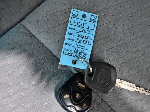 Used 2017 Toyota Sienna LE FWD image 33