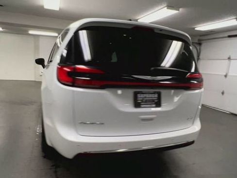 Used 2023 Chrysler Pacifica Touring-L w/ Uconnect Theater Family Group AWD/4WD image 7