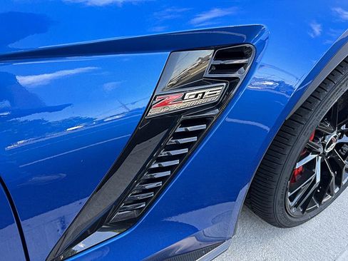 Used 2015 Chevrolet Corvette Z06 w/ 3LZ Preferred Equipment Group image 39