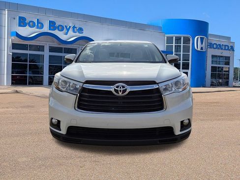 Used 2015 Toyota Highlander Plus FWD image 2