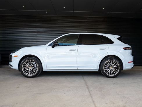 Certified 2023 Porsche Cayenne Platinum Edition AWD/4WD image 2