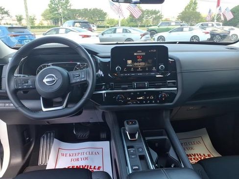 Used 2025 Nissan Pathfinder SV FWD image 9