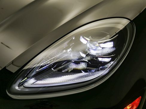 Certified 2025 Porsche Macan AWD/4WD image 11