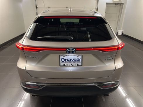 Used 2022 Toyota Venza XLE image 5