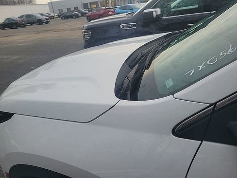 Used 2025 Chevrolet Traverse LT image 21