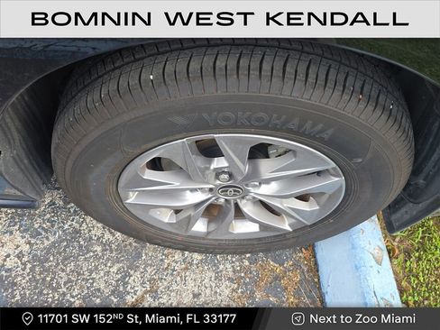 Used 2025 Toyota Sienna XLE image 8