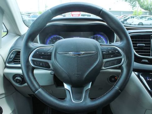 Used 2018 Chrysler Pacifica Touring-L Plus w/ Tire & Wheel Group FWD image 25