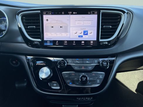 Used 2025 Chrysler Pacifica Select FWD image 18