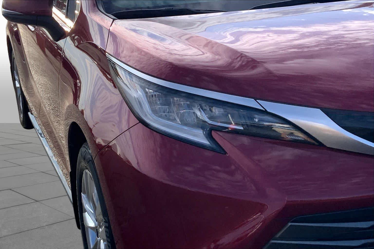 Used 2023 Toyota Sienna Limited FWD image 28