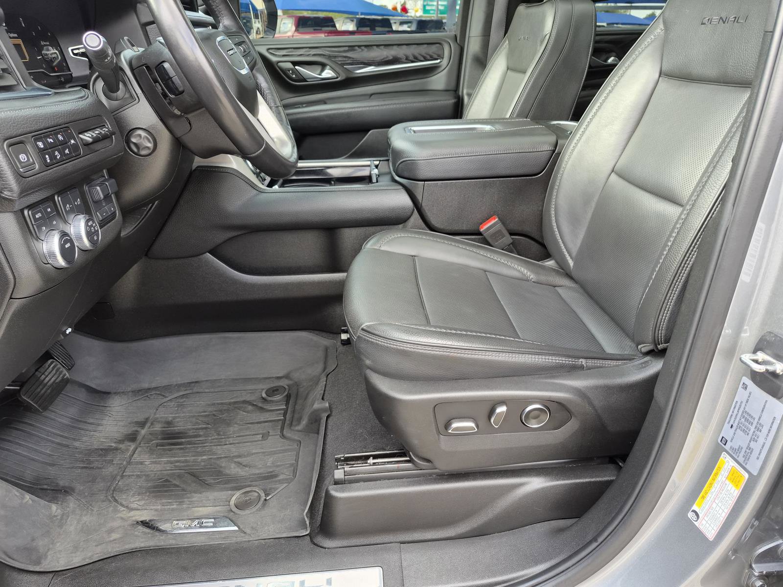 Used 2023 GMC Yukon Denali w/ Advanced Technology Package AWD/4WD image 20