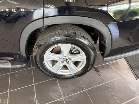 Used 2025 Toyota Highlander LE FWD image 31