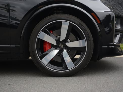 Certified 2025 Porsche Macan Turbo Electric AWD/4WD image 11