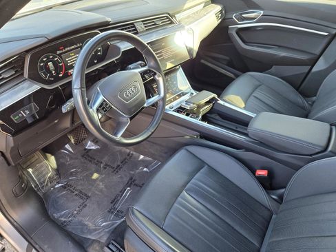 Used 2022 Audi e-tron Premium Plus w/ Premium Plus Package image 16
