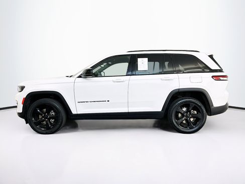 Used 2023 Jeep Grand Cherokee Altitude image 4