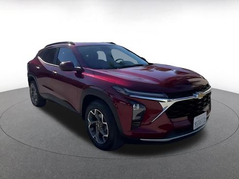 Used 2025 Chevrolet Trax LT image 3