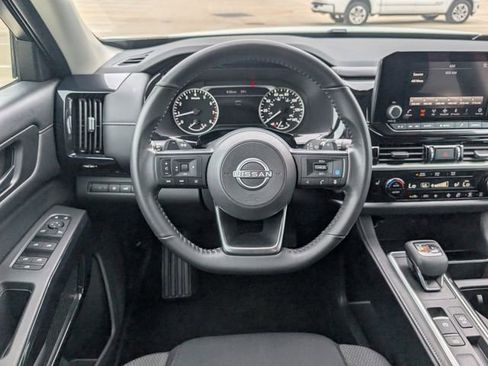 Used 2025 Nissan Pathfinder SV FWD image 23