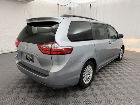 Used 2017 Toyota Sienna XLE image 4